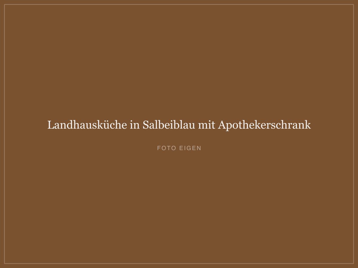 Landhausküche in Salbeiblau mit Apothekerschrank