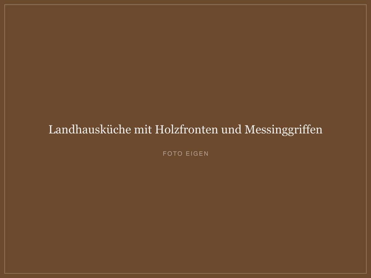 Landhausküche mit Holzgriffen