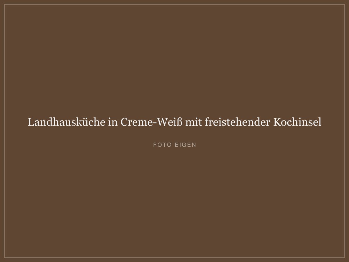 Landhausküche in Weiß mit Kochinsel