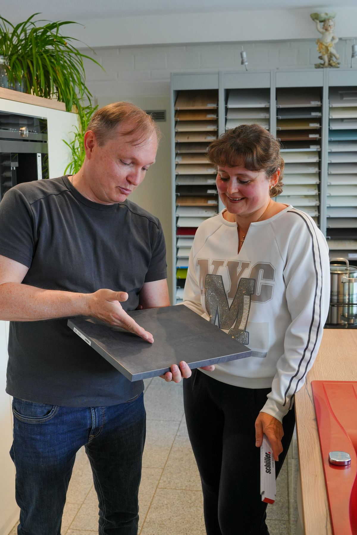 Viktor Warkentin berät eine Kundin in der Ausstellung