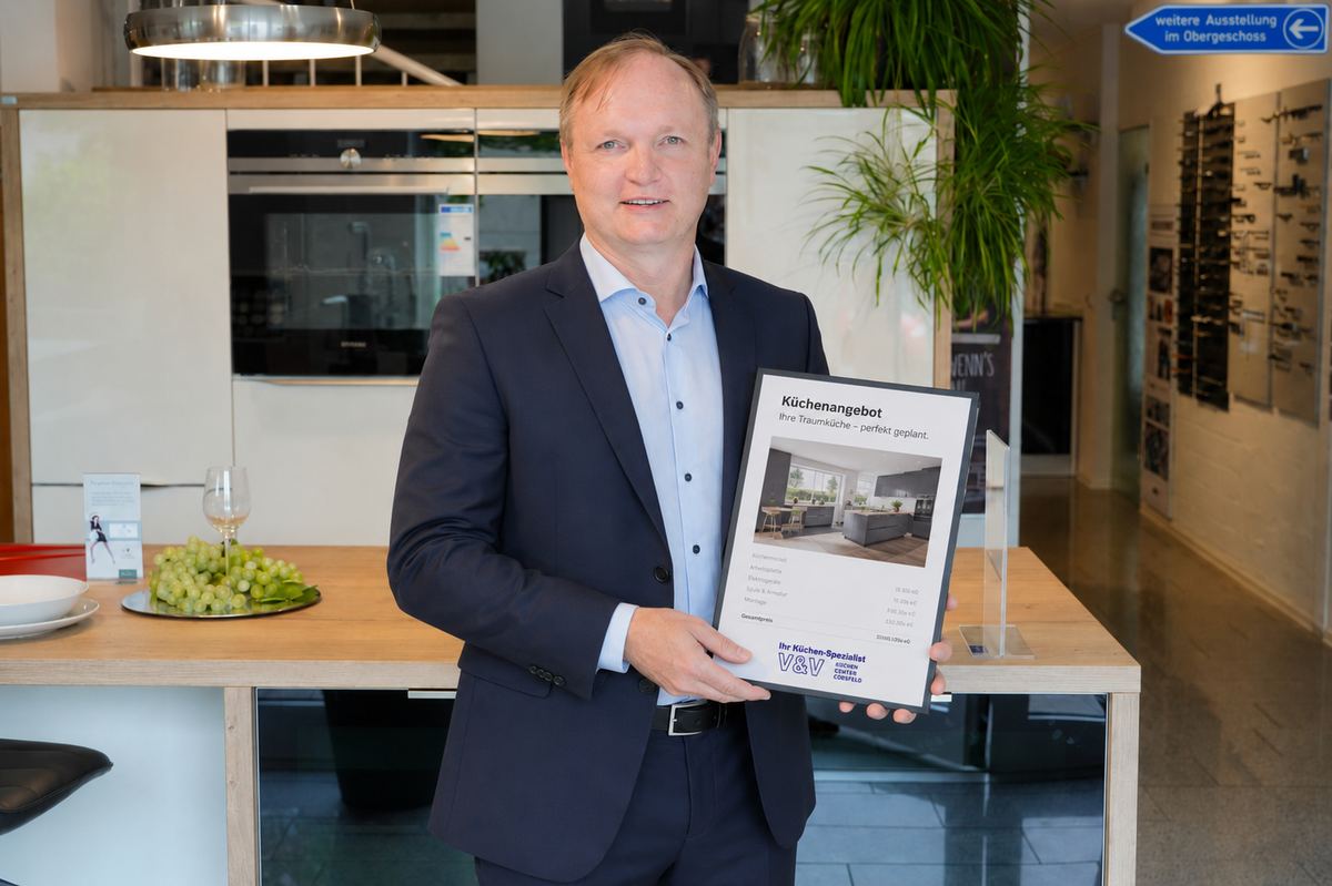 Viktor Warketin von V&V Küchen Center Coesfeld präsentiert ein Angebot